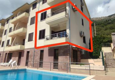 Se vende apartamento de 2 plantas de 118 m2 en Kamenari con una gran vista al mar