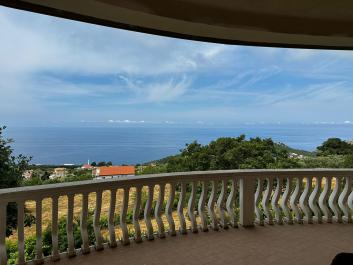 Lujosa villa de 3 pisos con impresionantes vistas al mar y piscina