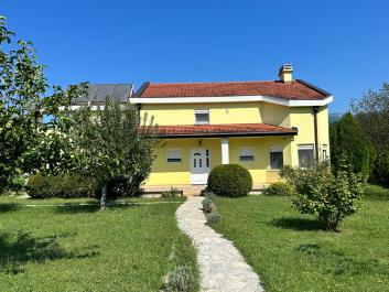 Осамљена кућа у Црној Гори са базеном, воћњаком, приступом реци