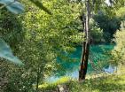 Eldugott Montenegrói ház medencével, gyümölcsösökkel, folyóhoz való hozzáféréssel