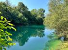 Eldugott Montenegrói ház medencével, gyümölcsösökkel, folyóhoz való hozzáféréssel