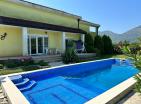 Osamljen črnogorski dom z bazenom, sadovnjakom, dostopom do reke
