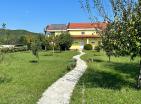 Osamljen črnogorski dom z bazenom, sadovnjakom, dostopom do reke
