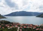 Парцела са погледом на море, поред свега што је потребно у Рисану, Црна Гора