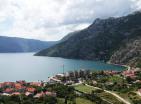Οικόπεδο με θέα στη θάλασσα, κοντά σε όλες τις ανάγκες σε Ρισάν, Μαυροβούνιο