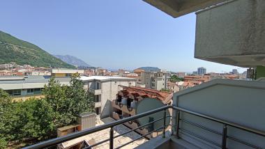 Apartament mahnitës Në Budva me pamje nga deti dhe mali me tarracë