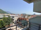 Impresionante apartamento en Budva con vistas al mar y a la montaña con terraza
