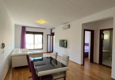Apartament i gjerë me 3 dhoma në Bečići pranë detit me ballkon