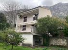 Shtëpi 2 katëshe Në Kotorr, Dobrota me pamje nga deti dhe parkim