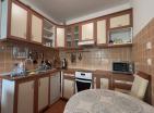 Grazioso appartamento arredato 60 m2 vicino al mare a Petrovac