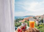 Zapanjujući apartman s pogledom na more i planine površine 51 m2 u Bečićima, 500 m od plaže