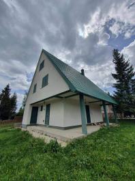 Ohromující výhled na hory legalizoval 3 podlažní dům v Žabljaku pro celoroční bydlení