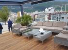 Luksuzni penthouse s pogledom na more i bazenom u Budvi