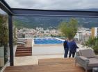 Luksuzni penthouse s pogledom na more i bazenom u Budvi