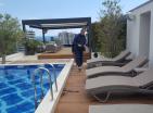 Luxusný Penthouse s výhľadom na more a bazénom v Budve
