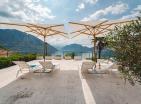 Lujosa villa de 6 habitaciones en primera línea con vistas al mar y piscina en Morinj, Kotor