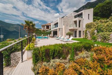 Luxusná 6-izbová vila first line s výhľadom na more a bazénom v Morinj, Kotor