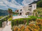 Luxusní 6-pokojová Vila first line s výhledem na moře a bazénem v Morinj, Kotor