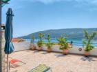 Луксузна двоспратна вила са погледом на море у Херзег новом са базеном и терасом