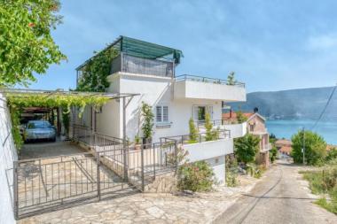 Luxusní 2podlažní vila s výhledem na moře v Herceg Novi s bazénem a terasou