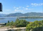 Запањујући стан са погледом на море од 48 м2 у Тивату са земљиштем на само 500 метара од мора