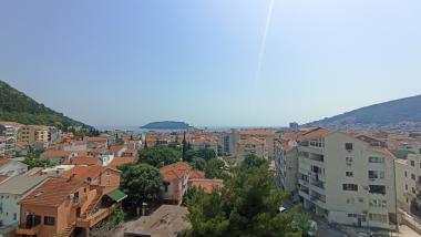 Εκπληκτικό διώροφο διαμέρισμα 47 μ2 με θέα στη θάλασσα στη Μπούντβα, Μαυροβούνιο