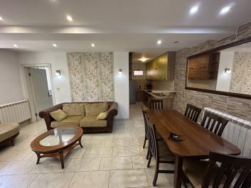 Udobno opremljeno stanovanje 50 m2 korakov stran od morja v Tivatu