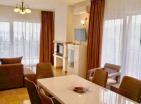 Grand appartement ensoleillé de 100 m2 avec vue sur la mer à Kamenari 200 de la mer
