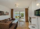 Grand appartement ensoleillé de 100 m2 avec vue sur la mer à Kamenari 200 de la mer