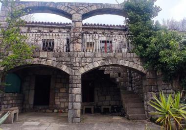 Očarljiva zgodovinska kamnita hiša, pripravljena za obnovo, odlična cena