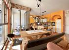 Me diell i gjerë deti-pamje apartament me 3 dhoma gjumi 116 m2 në Tivat me pishinë