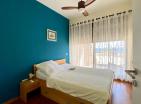 Amplio y soleado apartamento de 3 dormitorios con vistas al mar de 116 m2 en Tivat con piscina