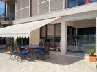 Amplio y soleado apartamento de 3 dormitorios con vistas al mar de 116 m2 en Tivat con piscina