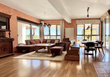 Sunčan prostrani 3-sobni apartman s pogledom na more površine 116 m2 u Tivtu s bazenom