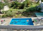 Сунчан, простран трокреветни стан са погледом на море од 116 м2 у Тивату са базеном