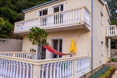 Confortable villa neuve de 2 étages de 148 m2 à seulement une minute à pied de la mer
