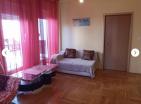 Apartament luksoz me 2 dhoma gjumi 72 m2 në Budva me 2 tarraca dhe pishinë