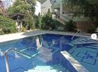 Луксузни двособни стан од 72 м2 у Будви са 2 терасе и базеном