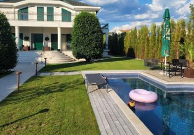 Luxusná vila v Podgorici, Čierna Hora s bazénom a veľkým pozemkom
