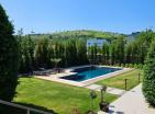 Luksuzna vila v Podgorici, Črna gora z bazenom in velikim zemljiščem