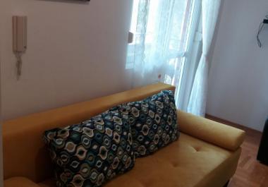 Apartament simpatik në studio buzë detit 22 m2 Në Petrovac për të jetuar ose për tu dhënë me qira
