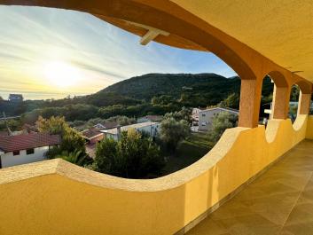 Luksuzna 3-nadstropna hiša 232 m2 s pogledom na morje v Buljarici
