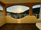 Luksuzna 3-katna kuća površine 232 m2 s pogledom na more u Buljarici