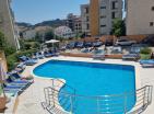 Pamje nga deti apartament 54 m2 me pishinë Në Petrovac për shitje