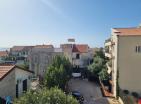 Зашеметяващ апартамент с изглед към морето 56м в Петровац с дизайнерски интериор на 50м от плажа