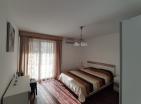 Apartament i ri me pamje nga deti 65 m2 me pishinë Në Petrovac-plotësisht i mobiluar