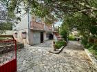 Мала породична кућа површине 100 м2 у Добри води, Црна Гора