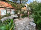 Majhna družinska 100 m2 velika hiša v Dobri Vodi, Črna gora