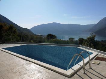 Lussuosa villa confortevole a Risan con splendida vista sul mare in vendita