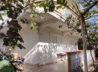 Encantadora casa de 2 pisos de 190 m2 en venta en Sutomore con garaje